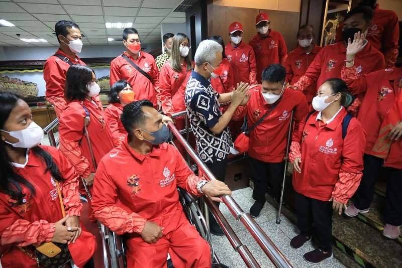 Ganjar Pranowo saat melepas atlet NPCI Jateng yang akan memperkuat tim Indonesia di ASEAN Para Games XI di Solo, Jumat 29 Juli 2022. (Foto: Istimewa)