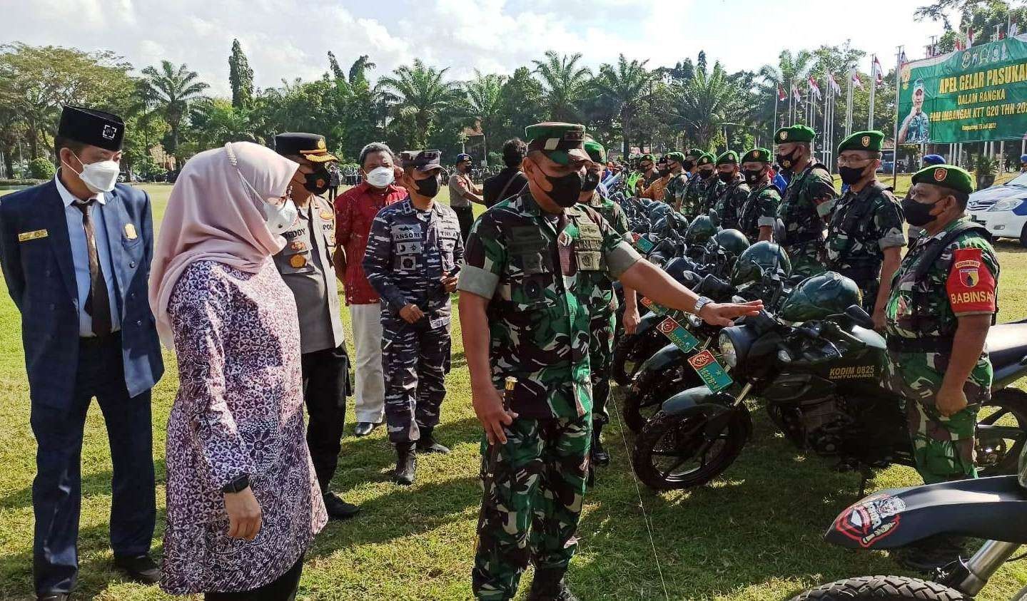 Komandan Korem 083 Baladhika Jaya meninjau kesiapan pasukan usai apel gelar pasukan di Lapangan Blambangan, Banyuwangi. (Foto: Muh Hujaini/Ngopibareng.id)