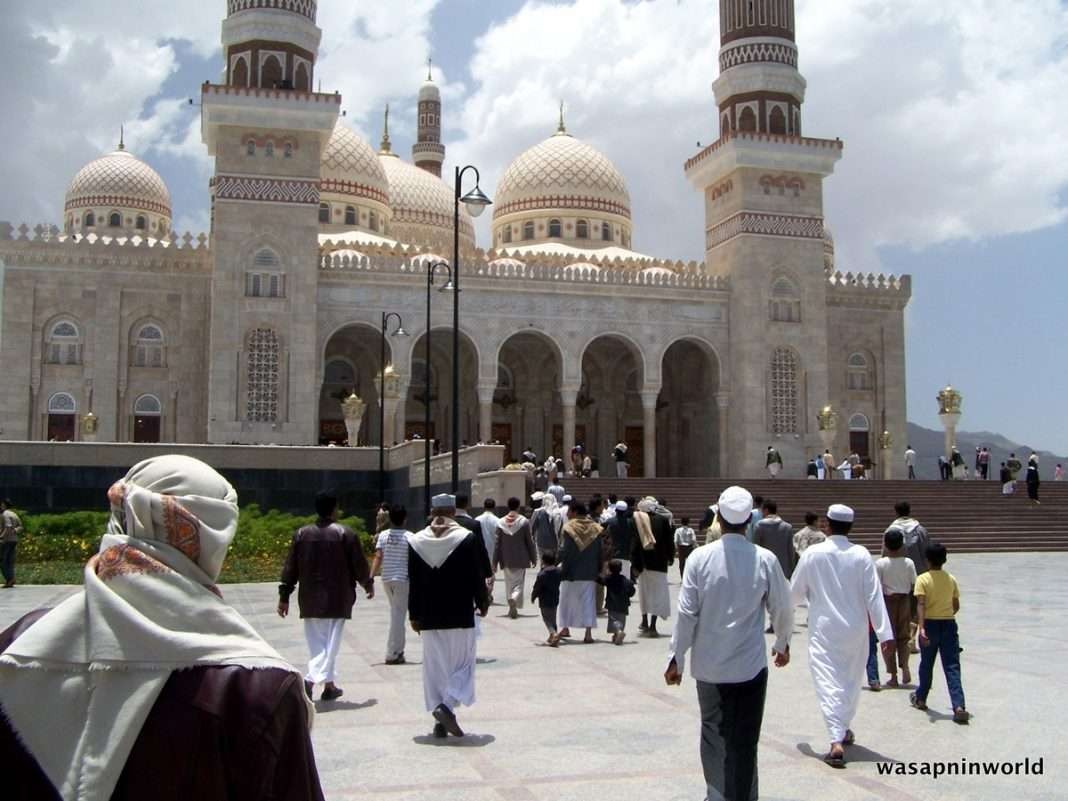 Umat Islam menuju masjid untuk menunaikan Salat Jumat. (Foto: Istimewa)