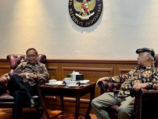 Dewan Pers dipimpin ketuanya, Prof Azyumardi Azra (kanan) mengadakan pertemuan dengan Menko Polhukam Prof. Mahfud MD, di Kantor Kemenkopolhukam, Jakarta, Kamis 28 Juli 2022. (Foto: Dokumentasi Dewan Pers)