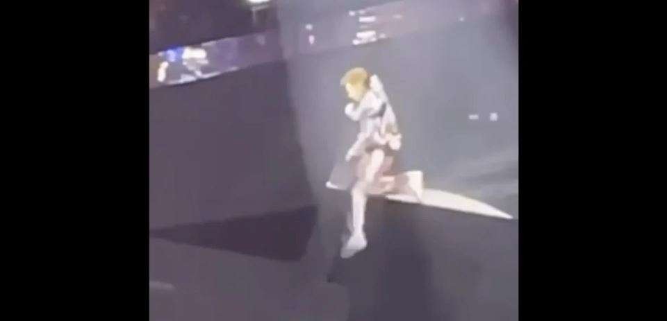 Salah satu anggota Mirror, Frankie Chan terjatuh sekitar satu meter dari panggung.  (Foto: Istimewa)