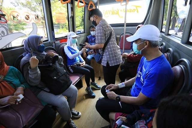 Ganjar Pranowo menikmati suasana di Bus Trans Jateng koridor 1 Semarang-Bawen, Jumat 29 Juli 2022. (Foto: Istimewa)