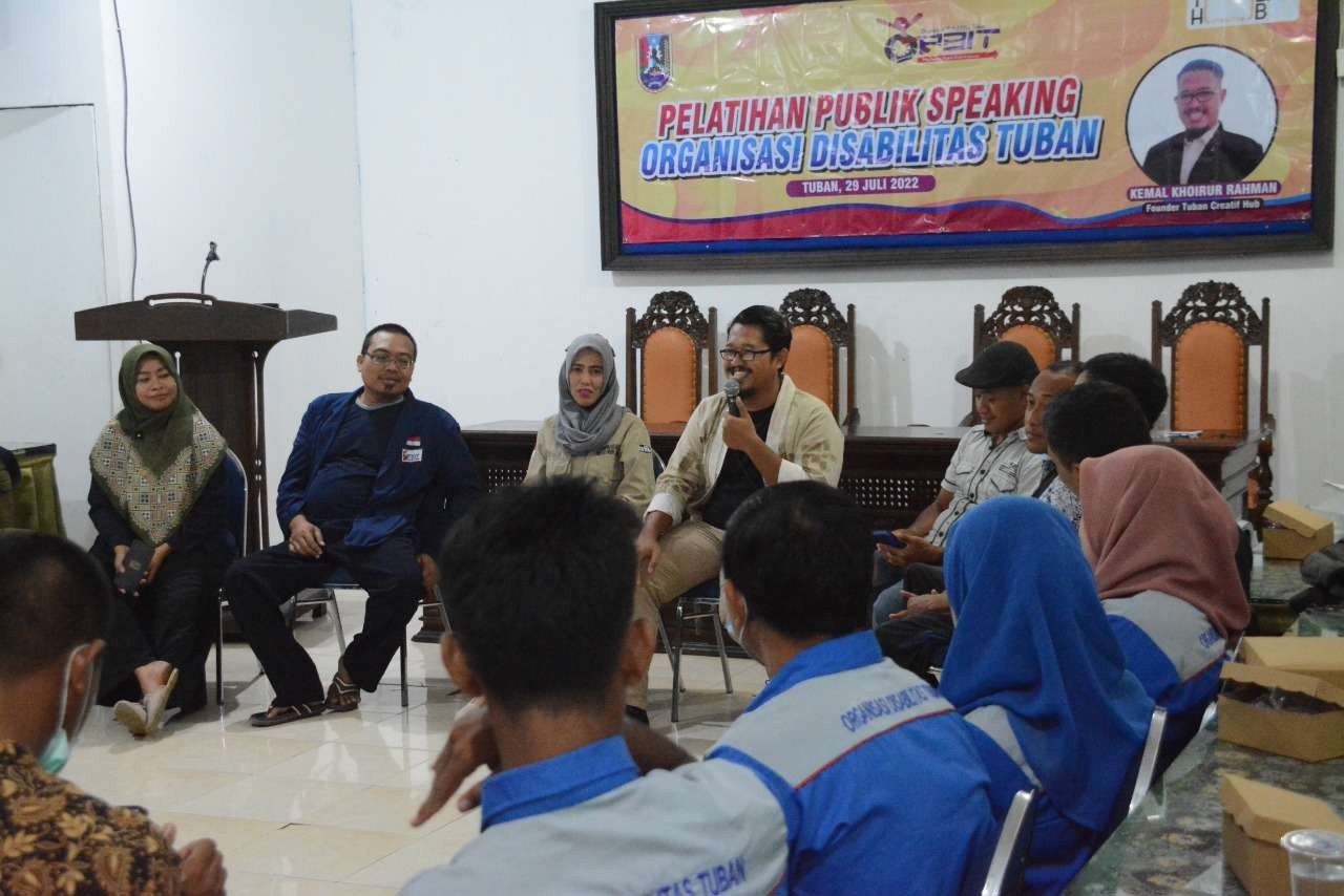 Penyandang disabilitas di Kabupaten Tuban mendapatkan pelatihan Public Speaking di Kantor Dinsos P3A dan PMD Kabupaten Tuban. (Foto: Istimewa)