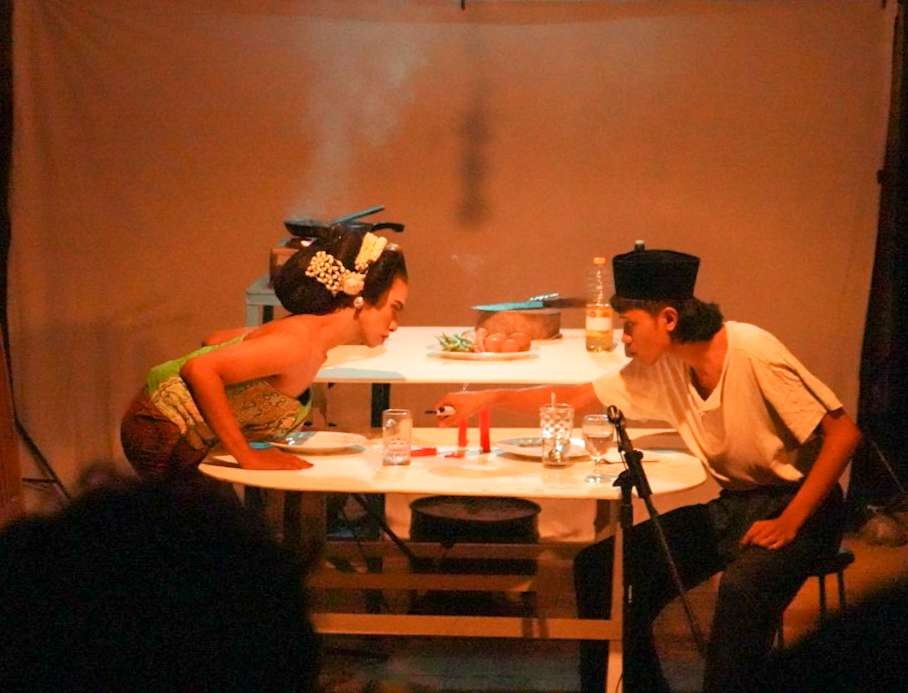 Seniman muda Sidoarjo saat memainkan pentas teater bunyi bupala (foto: Aini/Ngopibareng.id)