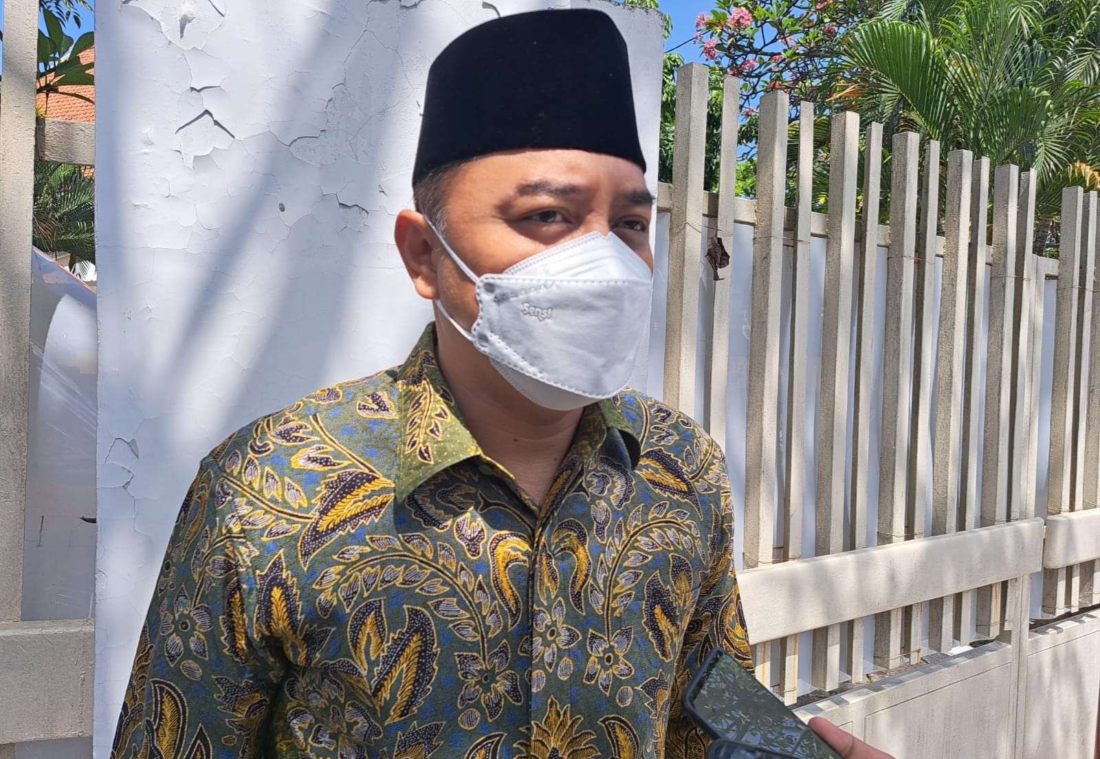 Walikota Surabaya, Eri Cahyadi saat ditemui usai sholat Jumat, 29 Juli 2022. (Foto: Pita Sari/Ngopibareng.id)