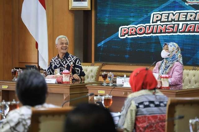 Wakil Gubernur Lampung, Chusnunia Chalim belajar ke Gubernur Jawa Tengah Ganjar Pranowo untuk menekan angka kemiskinan. (Foto: Istimewa)