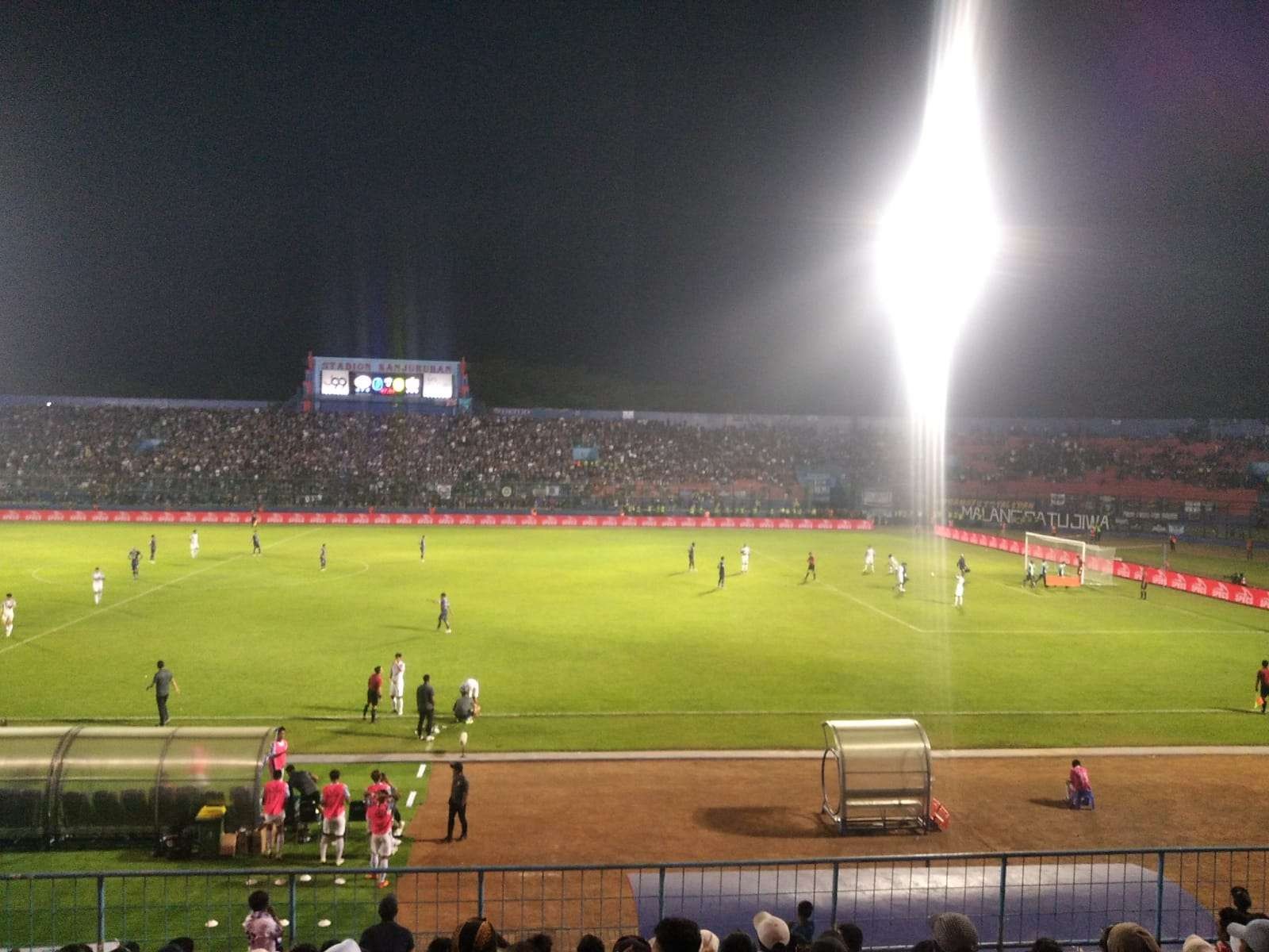 Jalannya laga antara Arema FC versus PSIS Semarang di Stadion Kanjuruhan, Malang (Foto: Lalu Theo/ngopibareng.id)