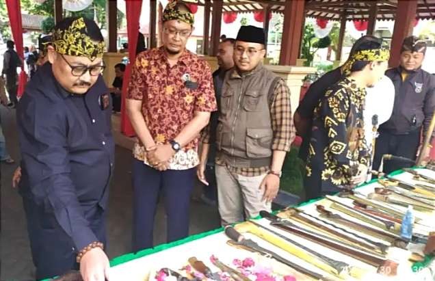 Wabup Bondowoso, Irwan Bachtiar Rahmat mendukung pameran keris sebagai upaya melestarikan budaya bangsa.(foto:istimewa)