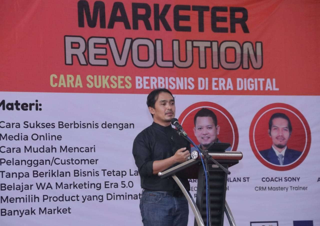 Wakil Walikota Pasuruan saat memberikan sambutan dalam Seminar Nasional Marketer Revoluiton. (Foto: dok Humas Pemkot Pasuruan)