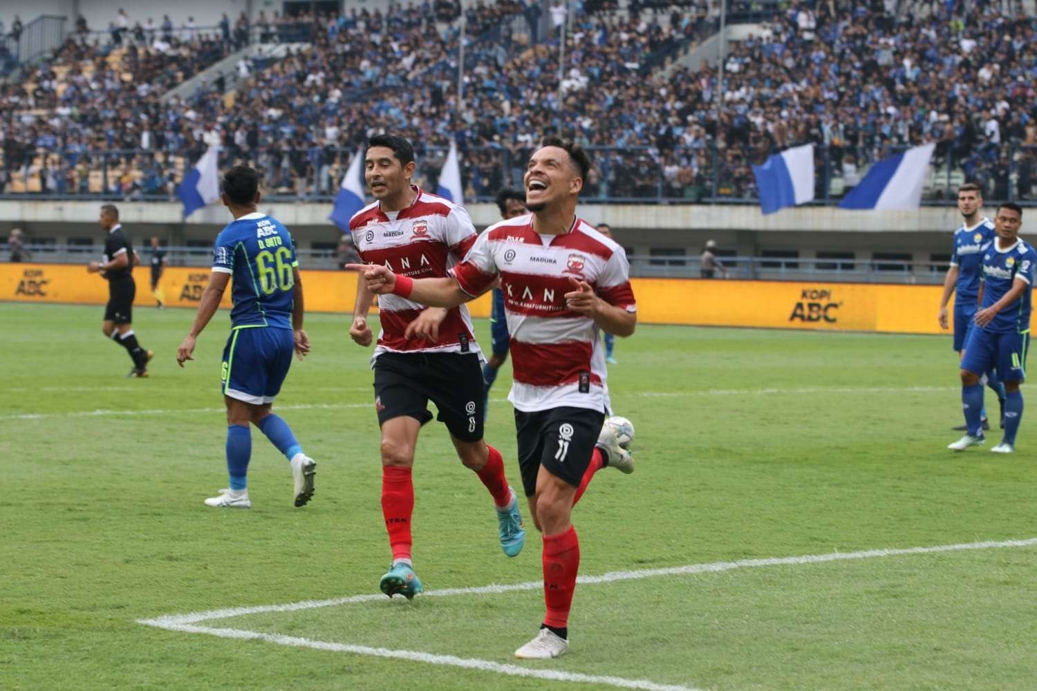 Pemain Madura United, Luiz Marcelo Morais melakukan selebrasi usai menjebol gawang Persib Bandung, Sabtu 30 Juli 2022. (Foto: Istimewa)