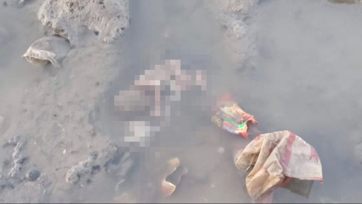 Jenazah bayi yang ditemukan di Pantai Kenjeran (Foto: BPBD Kota Surabaya)