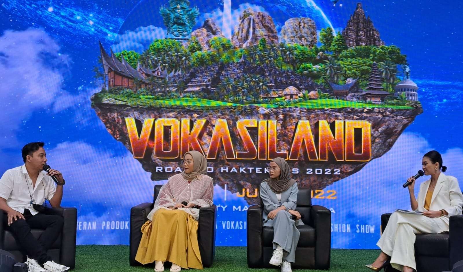 Abing Susanto (memakai kemeja putih), Risa Maharani (tengah) dan Rahma Agustina (baju biru) bersama Marisa Anita dalam Talkshow Vokasiland 2022. (Foto: Pita Sari/Ngopibareng.id)