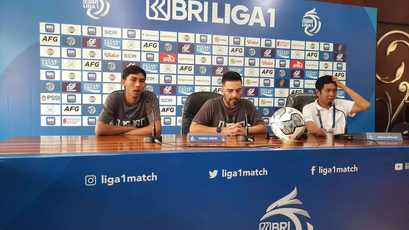 Moncer bermain untuk klub lain, Javier Roca bantah Persik sengaja lepas Septian Bagaskara dan Youssef Ezzajari. (Foto: Fendhy Plesmana/Ngopibareng.id)