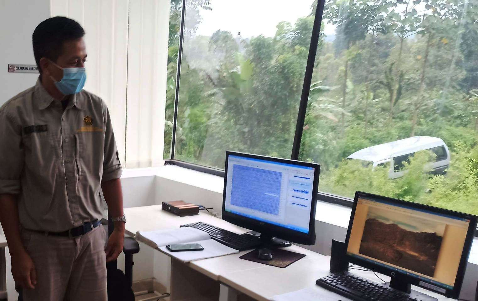 Petugas Pos Pengamatan Gunung Api Raung memantau situasi Gunung Raung pada erupsi tahun 2021 lalu (Foto: Muh Hujaini/Ngopibareng.id)