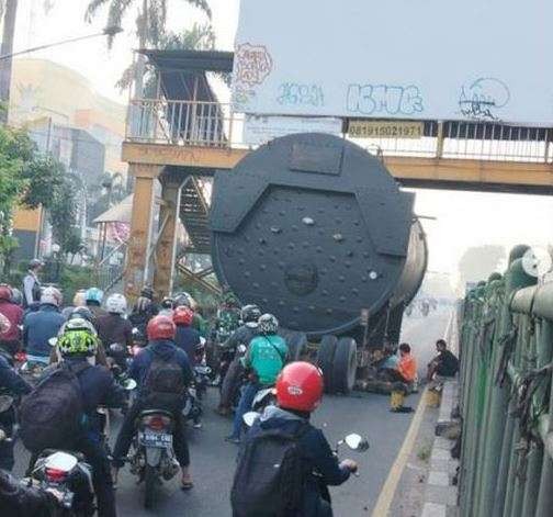 Truk tangki tersangkut di Jembatan Penyeberangan Orang (JPO) Grand Mall, Jalan Jenderal Sudirman, Bekasi. (Foto: Instagram/@TMCPoldaMetro)