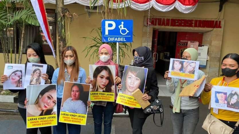 Sejumlah biduan di Kota Malang ketika menindaklanjuti kasus hukum terduga pelaku arisan bodong (Foto: Lalu Theo/ngopibareng.id)