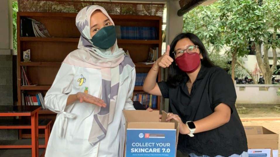 Dua dosen FISIP Universitas Brawijaya (UB) Malang, Jawa Timur, Wifka Rahma Syauki dan Wayan Weda Asmara Dewi, kampanye bahaya sampah skin care atau kosmetik perawatan wajah. (Foto: istimewa)