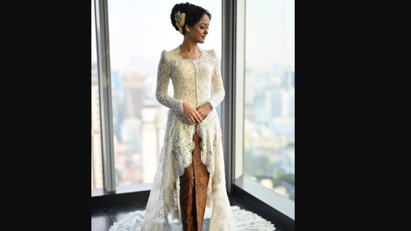 Mutiara Baswedan mengenakan kebaya putih dengan detail bunga lili untuk momen akad nikah karya desainer Didiet Maulana. (Foto: Instagram @didietmaulana)