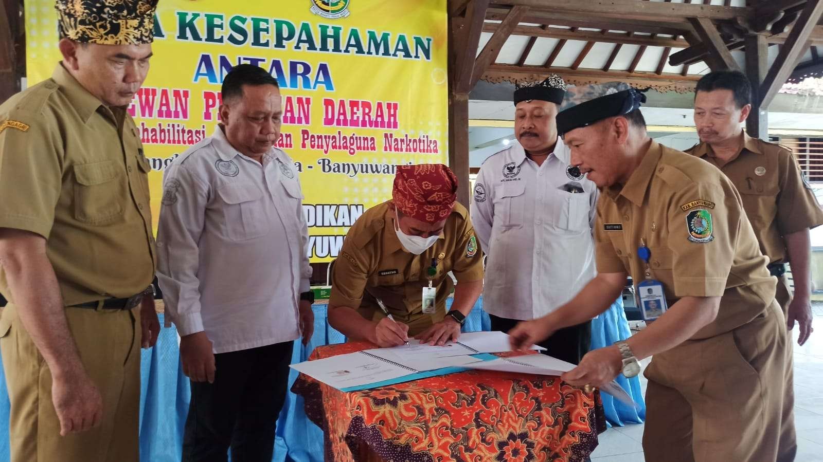 Pelaksana Tugas Kepala Dinas Pendidikan Banyuwangi, Suratno, menandatangani nota kesepahaman dengan Lembaga Rehabilitasi Pencegahan Penanggulangan Narkotika Banyuwangi (Foto: Muh Hujaini/Ngopibareng.id)