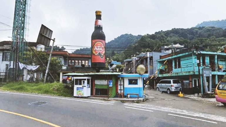 Tugu botol kecap raksasa yang ikon kawasan wisata Puncak dirobohkan, netizen banyak yang menyayangkan.(Foto: Istimewa)