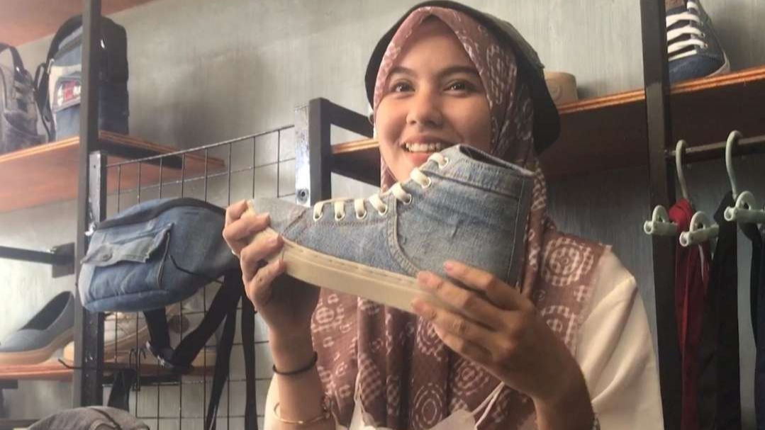 Liana Nirawati produsen sepatu sneakers dengan desain kekinian.(Foto: Deni Lukmantara/Ngopibareng.id)