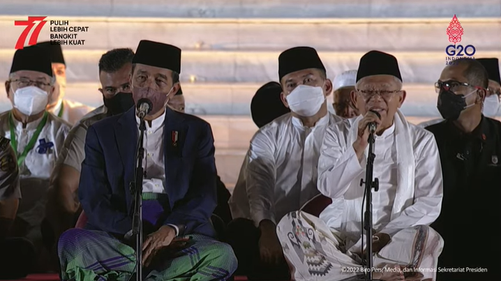 Presiden Jokowi dan Wapres Ma'ruf Amin dalam zikir dan doa kebangsaan di Istana Negara, Jakarta, Senin 1 Agustus 2022. (Foto: YouTube Setpres)