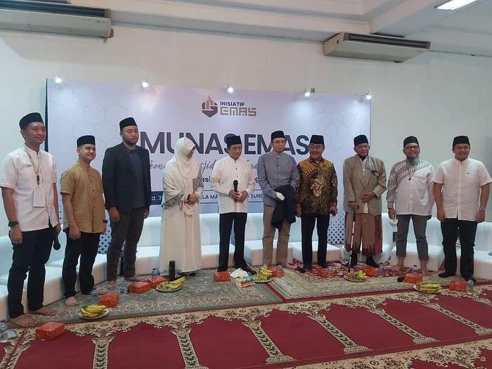 Imam Besar Masjid Istiqlal Prof KH Nasaruddin Umar (memegang mic) bersama para tokoh Islam Indonesia di Jakarta. (Foto: Istimewa)