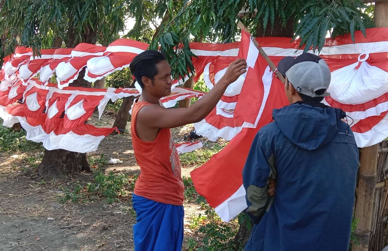 Penjual Bendera Merah Putih dan aksesoris untuk memeriahkan HUT ke-77 Kemerdekaan RI di pinggir jalan di Probolinggo. (Foto: Ikhsan Mahmudi/Ngopibareng.id)