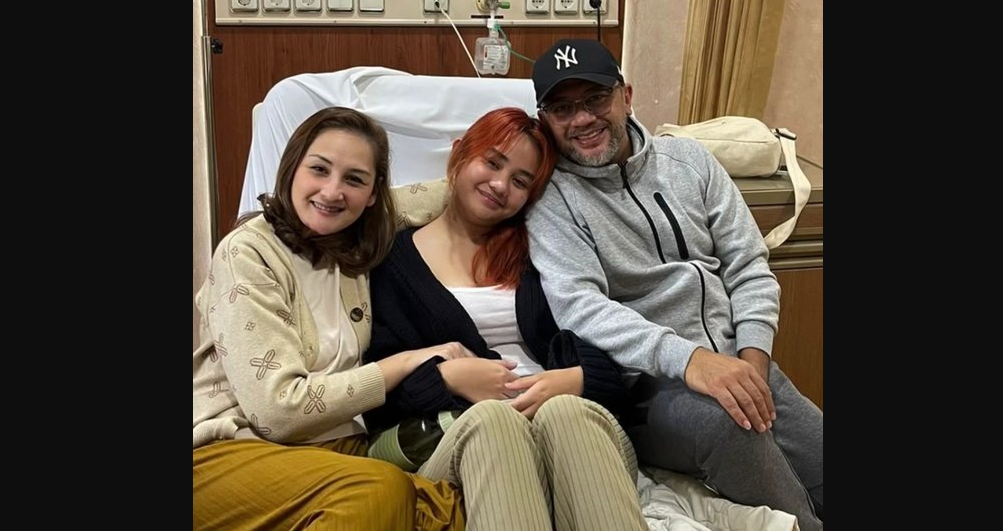 Mima Shafa berhasil mengatasi kesehatan mentalnya didampingi kedua orangtuanya, Mona Ratuliu dan Indra Brasco serta orang-orang tersayangnya. (Foto: Instagram @mimashafa)