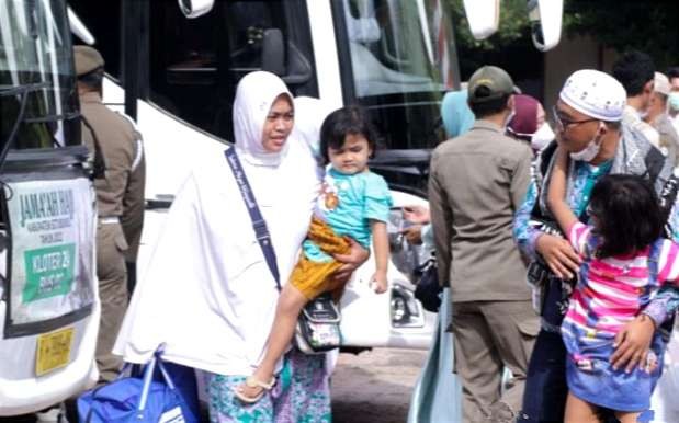 Jemaah haji Situbondo kloter 24 tiba di kampung halaman disambut keluarganya. (Foto: Kankemenag Situbondo)