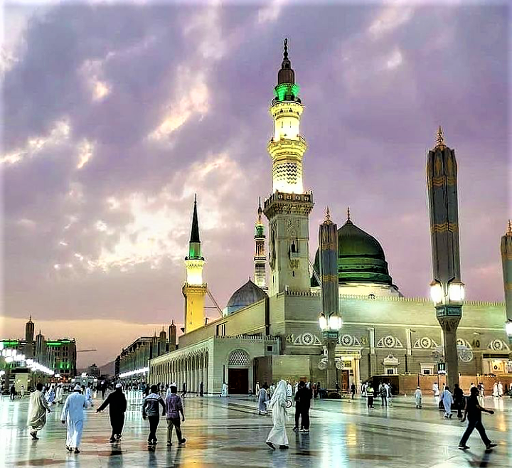 Masjid Nabawi yang selalu mengundang pesona umat Islam untuk sekaligus berziarah ke Makam Rasulullah Muhammad Shallallahu alaihi wasallam (SAW). (Foto: travellers)