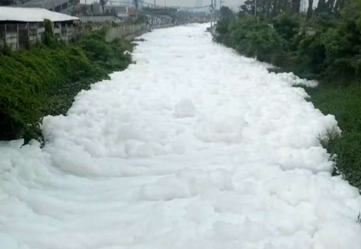 Busa menutupi permukaan sungai di daerah Pakuwon City Mall. (Foto: Istimewa)