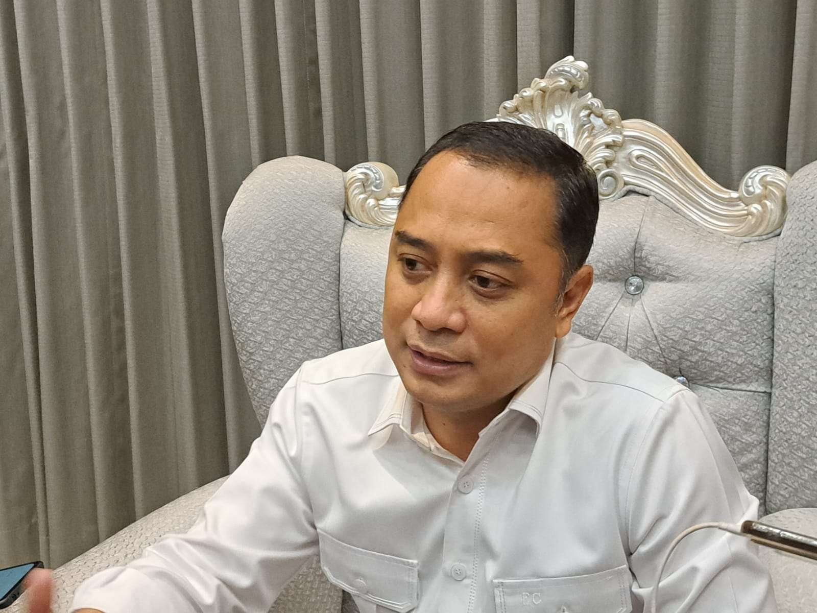 Walikota Surabaya Eri Cahyadi saat ditemui di kediaman, Selasa, 2 Agustus 2022. (Foto: Pita Sari/Ngopibareng.id)