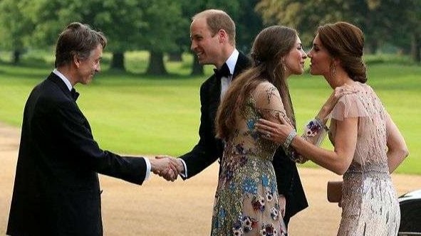 Pasangan Pangeran William bersama istri, Kate Middleton, menyambut sahabatnya, Rose Hanbury dan suaminya, David Rocksavage. (Foto: Istimewa)