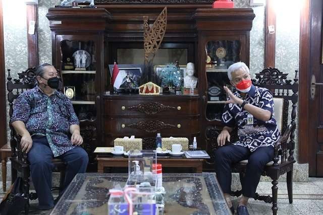 Gubernur Jawa Tengah Ganjar Pranowo bertemu Ronny Paulus Tjandra, produser sekaligus penulis skenario film perjalanan hidup sang maestro keroncong asal Surakarta, Waldjinah. (Foto: Istimewa)