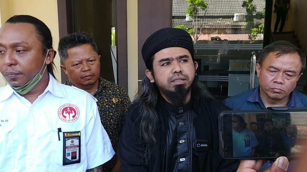Gus Samsudin usai melaporkan Pesulap Merah di Mapolda Jatim, Surabaya, Rabu 3 Agustus 2022. (Foto: Istimewa)