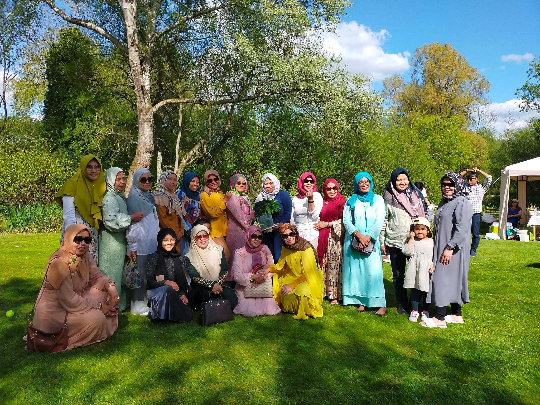 Ibu-ibu Muslimat, aktivis PCI Muslimat NU di London, usai melaksanakan ngaji kitab tafsir al-Ibriz karya KH Bisri Mustofa Rembang. (Foto: Istimewa)