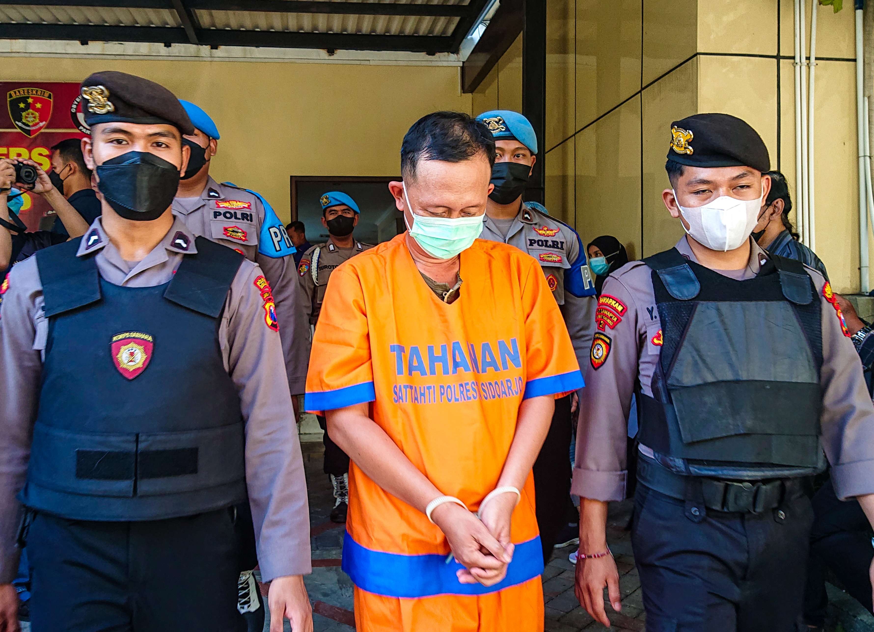 Tersangka RK (tengah) ditangkap petugas Polresta Sidoarjo (foto: Aini/Ngopibareng.id)
