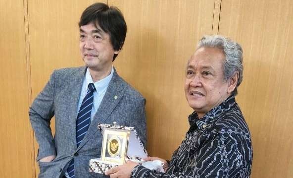 Rektor TUAT Kazuhiro Chiba menyambut kedatangan Dubes RI Tokyo Heri Akhmadi. (Foto: KBRI Tokyo)