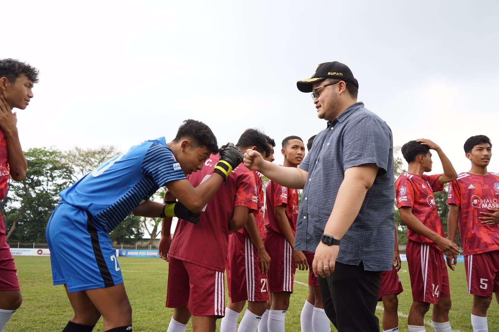 Pemkab Kediri akan menggelar kejuaraan sepak bola memperebutkan Piala Bupati Kediri Hanindhito Himawan Pramono. (Foto: Istimewa)