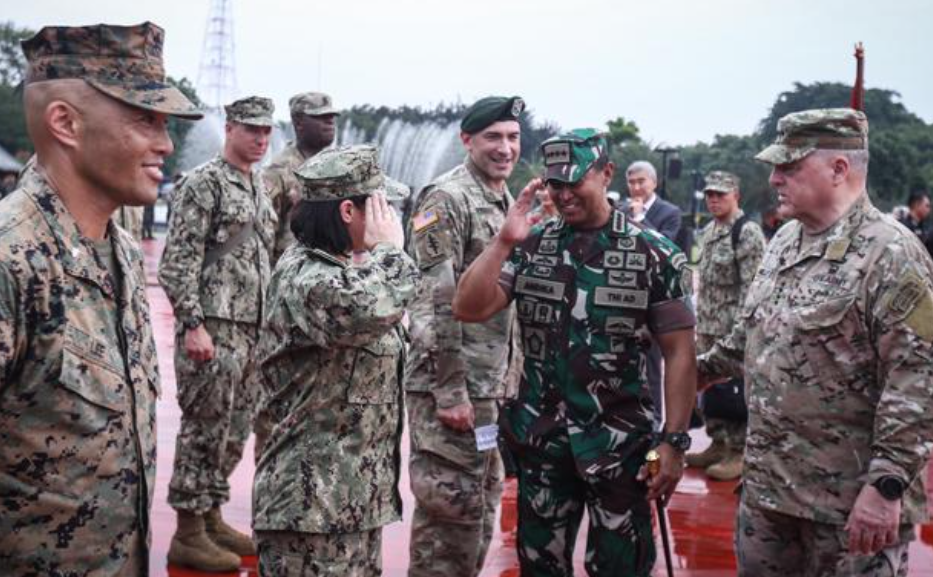 Panglima TNI Jenderal Andika Perkasa bersama peserta latihan militer bersama Super Garuda Shield (SGS) 2022. (Foto: ant/tmp)