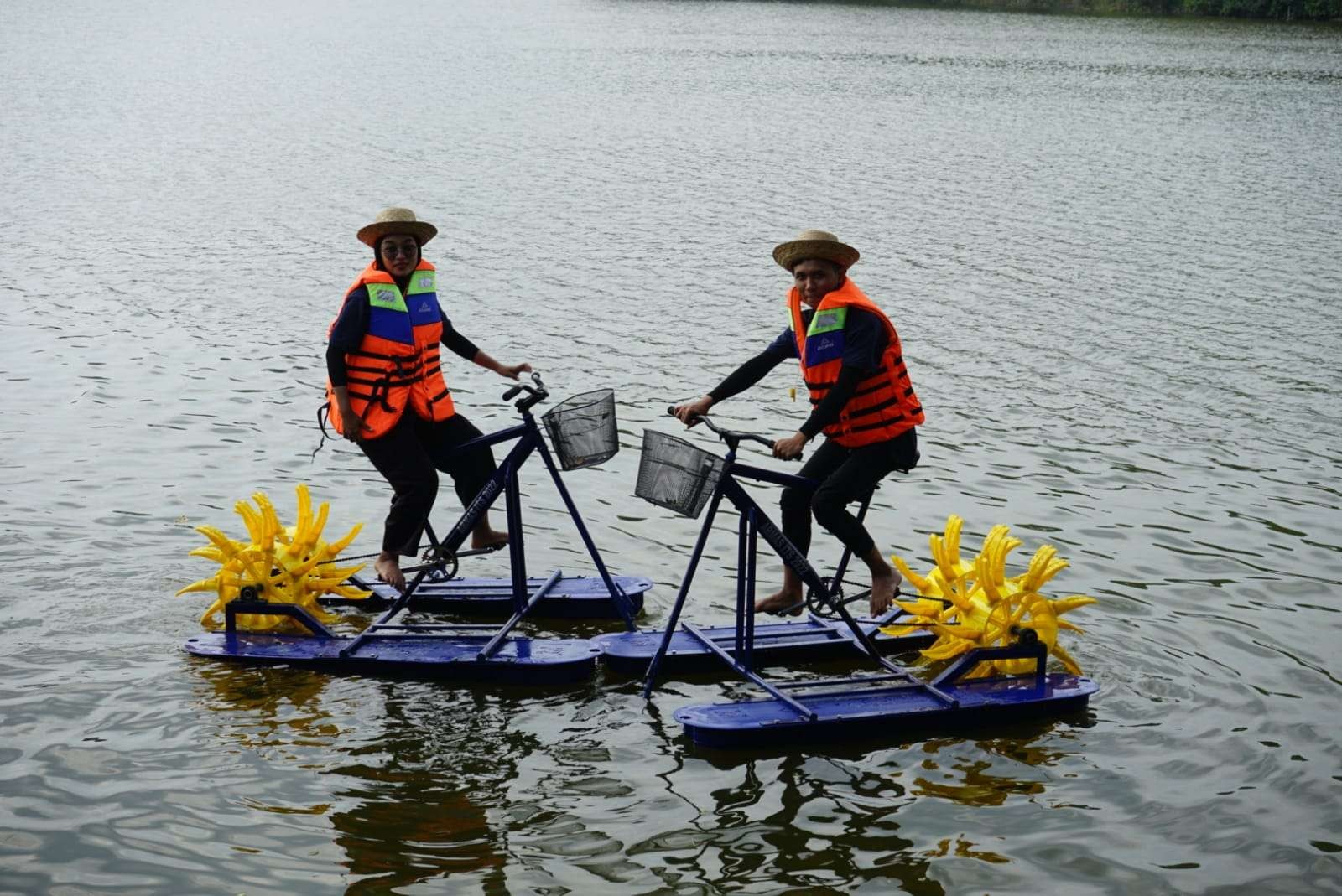 Dua orang mahasiswa tengah menaiki sepeda air rakitan ITS. (Foto: Istimewa)
