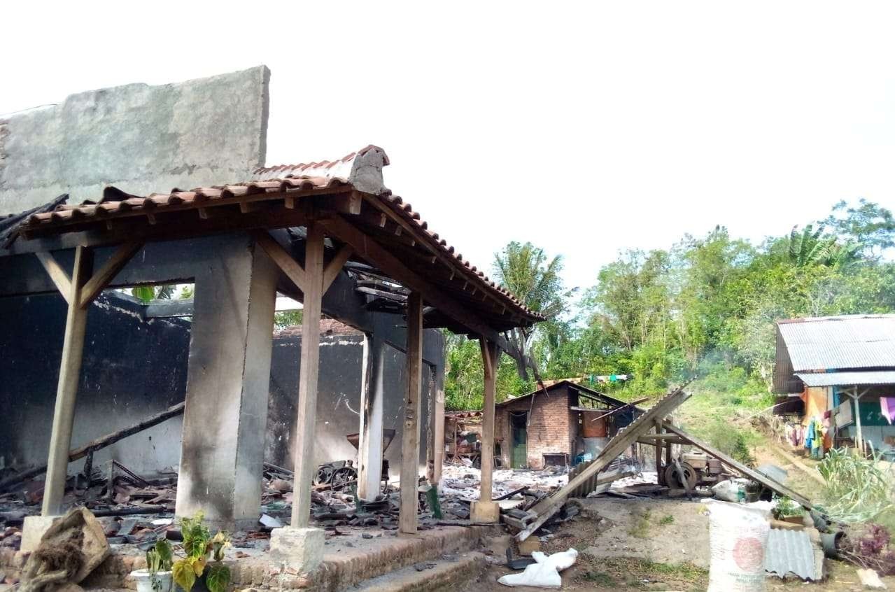 Sebanyak 7 rumah dan sejumlah kendaraan bermotor menjadi korban pembakaran oleh kelompok tak dikenal. (Foto: Istimewa)
