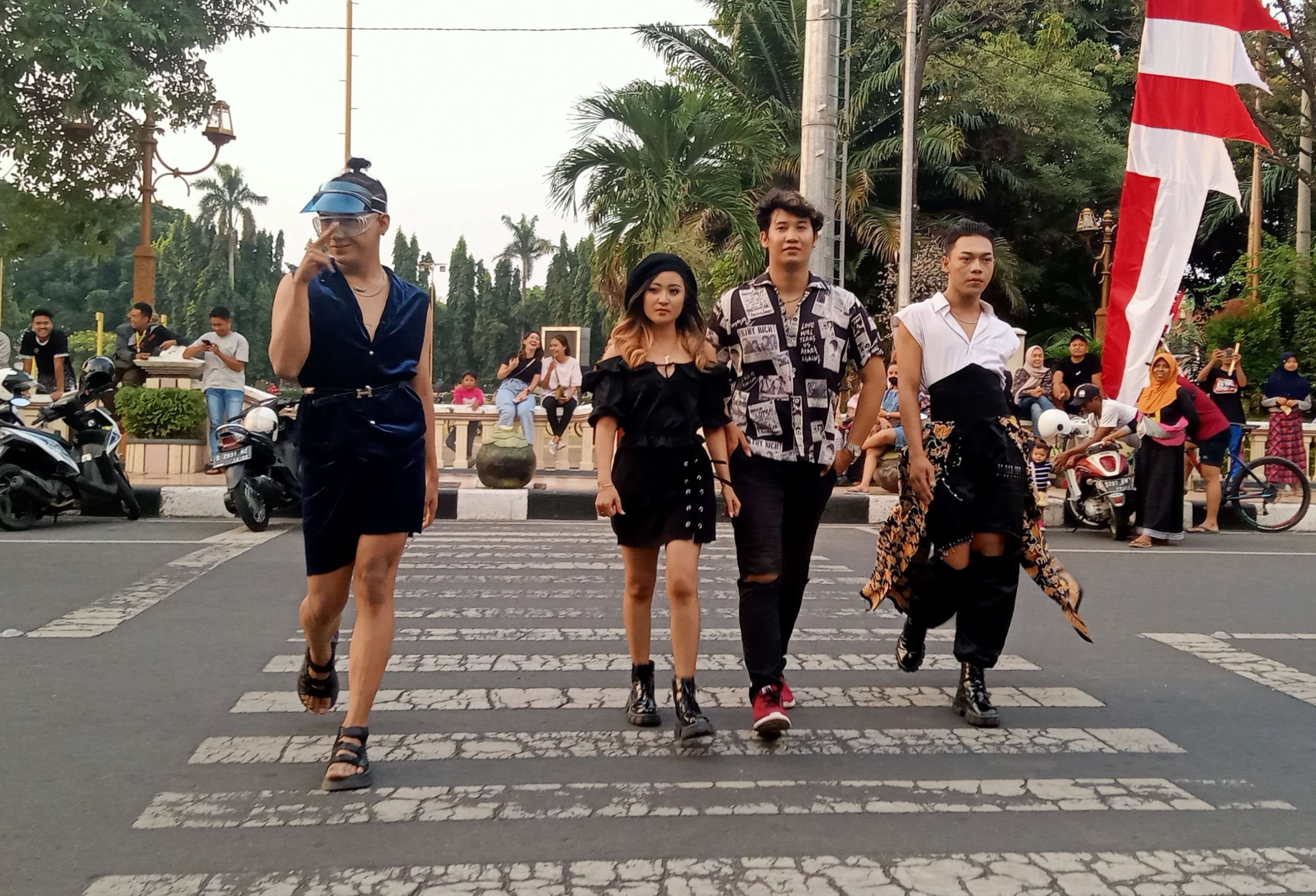 Empat muda-mudi berjalan di Zebra Cross di acara Tuban Fashion Week perdana (Khoirul Huda/Ngopibareng.id)