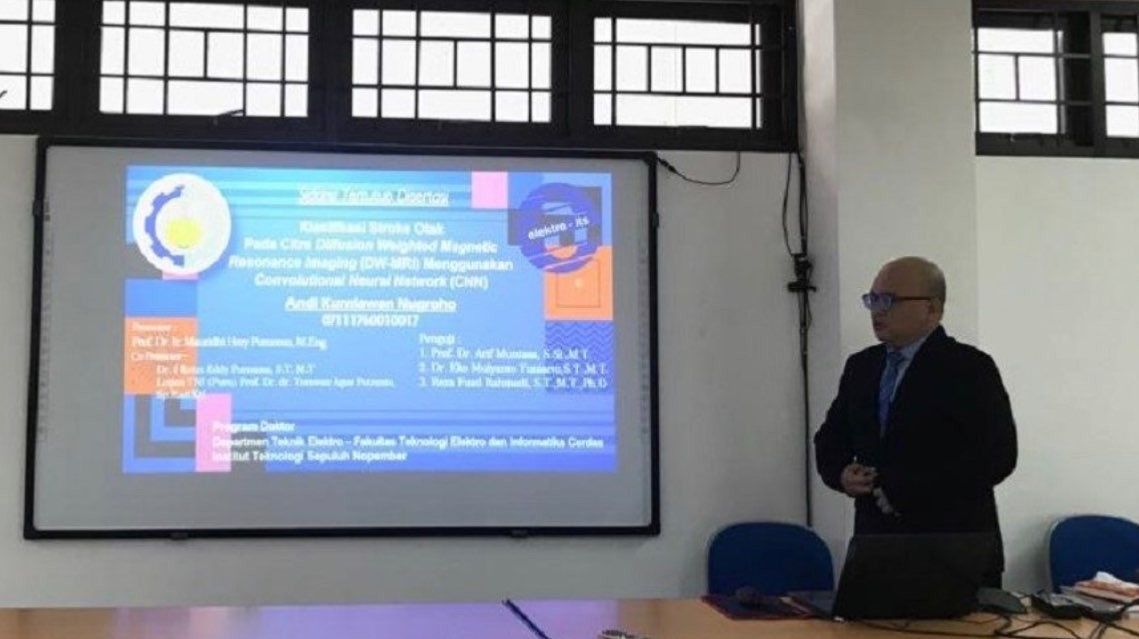 Dr Andi Kurniawan Nugroho saat mempresentasikan disertasinya (Foto: dok. ITS)