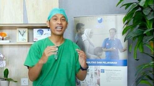 Dokter Donny W. Chandra, Sp.M sedang menjelaskan segala hal tentang Vitrektomi. (Foto: Tangkapan Layar YouTube Rumah Sakit Mata Undaan)