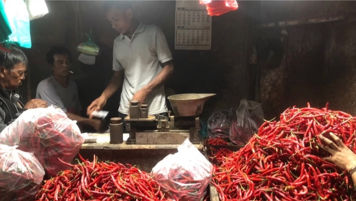 Pedagang cabai di Pasar Keputran, Surabaya. Harga cabai turun. (Foto: Andhi Dwi/Ngopibareng.id)