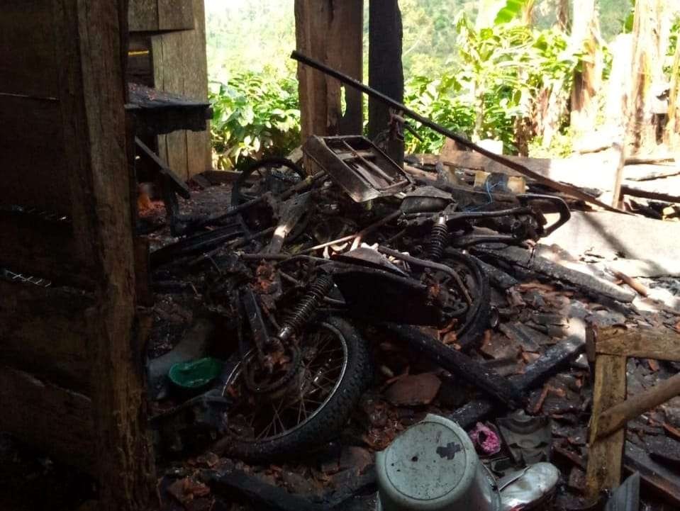 Penampakan rumah dan sepeda motor korban yang hangus dibakar pelaku (Foto:Istimewa)