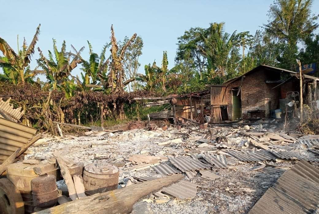 Kondisi rumah rata dengan tanah pasca-dibakar kelompok tak dikenal (Foto:Istimewa)