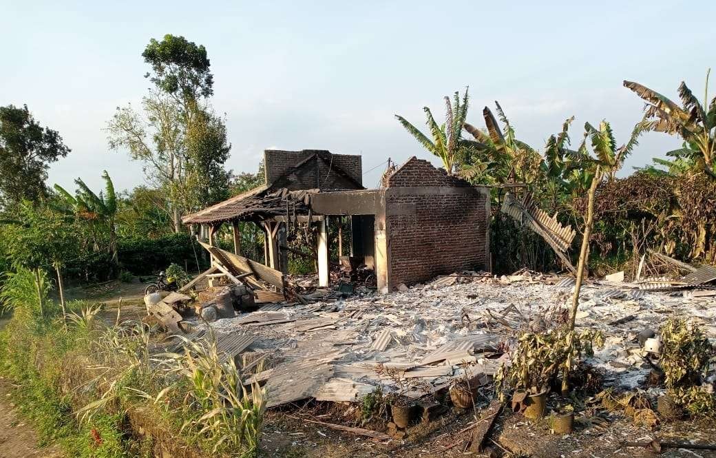 Penampakan rumah yang rusak dan rata dengan tanah pasca teror di Desa Mulyorejo, Silo (Foto: Istimewa)